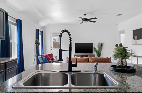 Austin House | Near Airport and Tesla, King Bed, Workspaces, Fenced Yard, Fast Wi-Fi