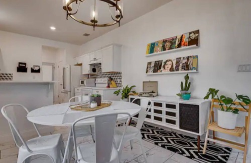 Lockhart House | Near BBQ & F1, Self-Check in, Fast WiFi, Dishwasher