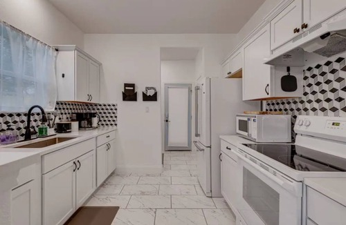 Lockhart House | Near BBQ & F1, Self-Check in, Fast WiFi, Dishwasher