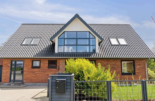 Hvalpsund Villa | Near beach and golf with multi-purpose room