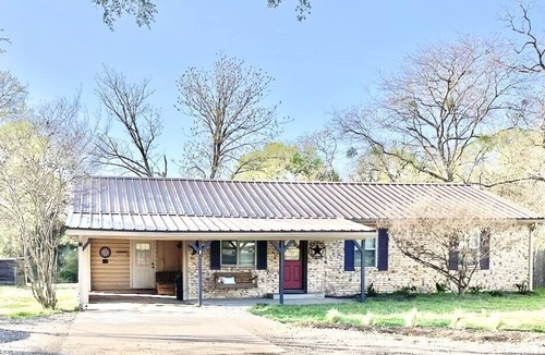 Bryan House | NEAR BRAZOS COUNTY EXPO CENTER. ENJOY FRESH AIR AND STARRY NIGHTS.