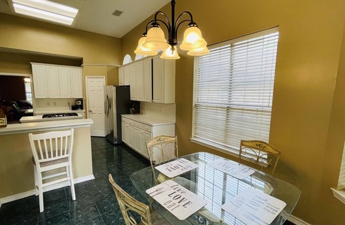 Kingwood House | Near Bush Airport