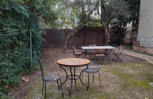 Boutonnet House | Near center with garden and garage