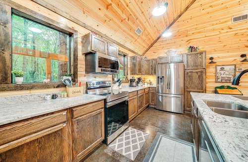 Broken Bow Cottage | Near Choctaw Casino: Broken Bow Cabin w/Hot Tub!