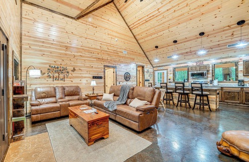 Broken Bow Cottage | Near Choctaw Casino: Broken Bow Cabin w/Hot Tub!