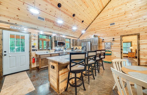 Broken Bow Cottage | Near Choctaw Casino: Broken Bow Cabin w/Hot Tub!