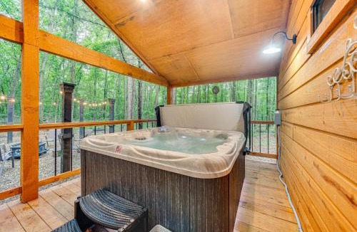 Broken Bow House | Near Choctaw Casino: Broken Bow Cabin w/Hot Tub!