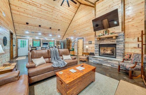 Broken Bow House | Near Choctaw Casino: Broken Bow Cabin w/Hot Tub!