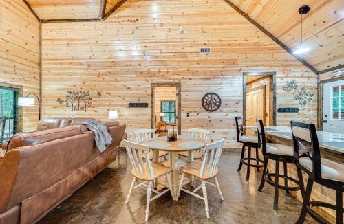 Broken Bow House | Near Choctaw Casino: Broken Bow Cabin w/Hot Tub!