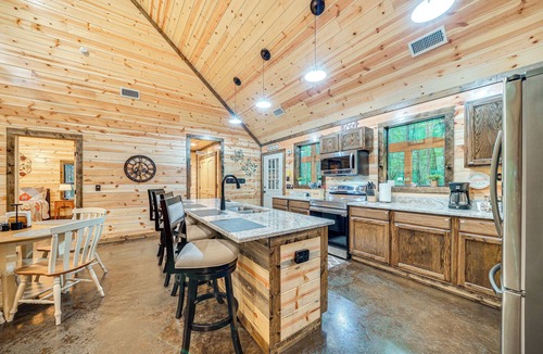 Broken Bow Cabin | Near Choctaw Casino: Broken Bow Cabin w/Hot Tub!