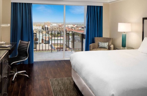 Historic Downtown Savannah Hotel | Near City Market | Pool & Pet-Friendly + Dining