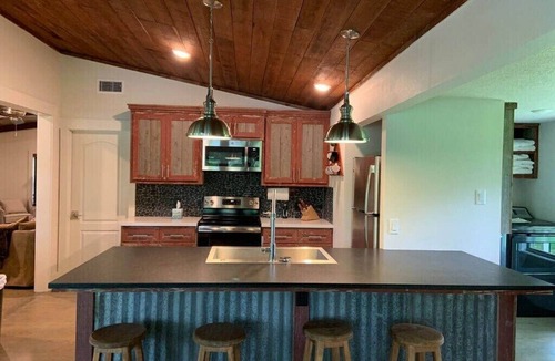Anderson Cabin | Near College Station & A&M campus.Beautiful ranch cabin! Aggies welcomed.
