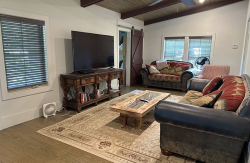 Anderson Cabin | Near College Station & A&M campus.Beautiful ranch cabin! Aggies welcomed.