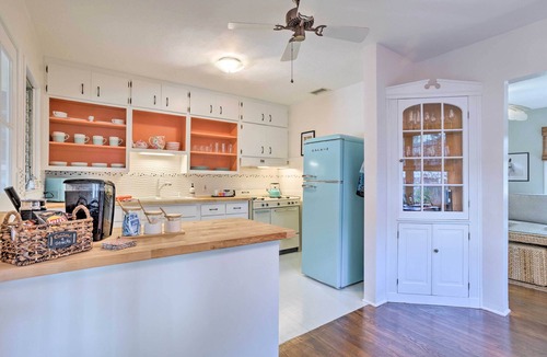 Lake Worth Cottage | Near Concerts & Transit! Historic Hot Tub Cottage