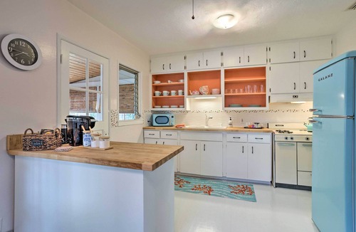 Lake Worth Cottage | Near Concerts & Transit! Historic Hot Tub Cottage
