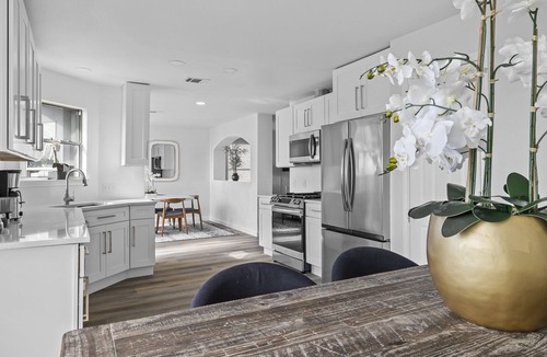 Del Valle House | Near CTOA: Spacious Stylish and Comfort Retreat