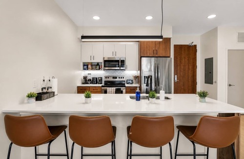 University Circle Apartment | Near CWRU & Clinic | Gym, Balcony, Parking