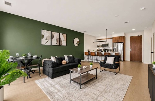 University Circle Apartment | Near CWRU & Clinic | Gym, Balcony, Parking