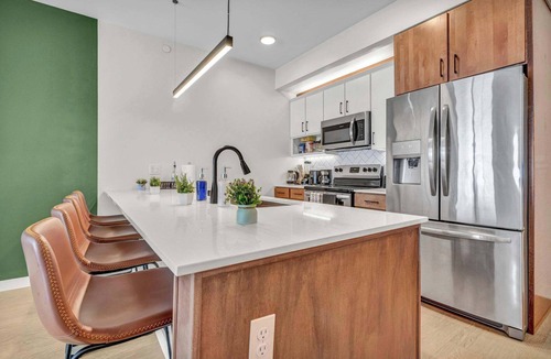 University Circle Apartment | Near CWRU & Clinic | Gym, Balcony, Parking