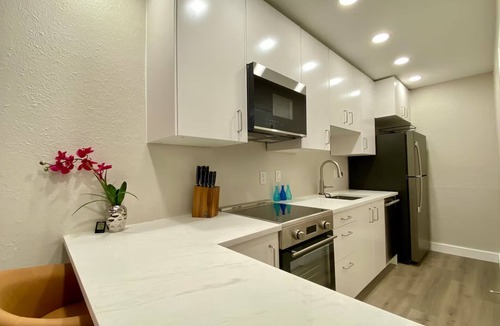 Oak Lawn Condo | Near Dallas Market Center & Walk to Vibrant Cedar Springs Strip