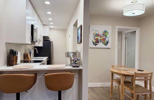 Oak Lawn Condo | Near Dallas Market Center & Walk to Vibrant Cedar Springs Strip
