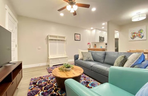 Oak Lawn Condo | Near Dallas Market Center & Walk to Vibrant Cedar Springs Strip