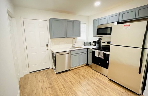 South Dallas - Fair Park House | Near Deep Ellum-3BR-2BA-Driveway Parking