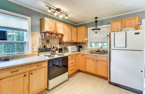 Lynn Cottage | Near Dining: Columbus Cottage w/Furnished Deck!