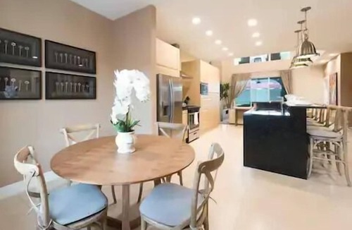 Florida Central Atlantic Coast Villa | Near Disney/Entire Home/Free Parking/Wi-Fi/BBQ Grill/Heated Shared Pool