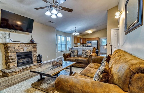 Pigeon Forge Ski Chalet | Near Dollywood & Splash Country 10 min, The Island, 5 min Seasonal Pool