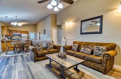 Pigeon Forge Ski Chalet | Near Dollywood & Splash Country 10 min, The Island, 5 min Seasonal Pool