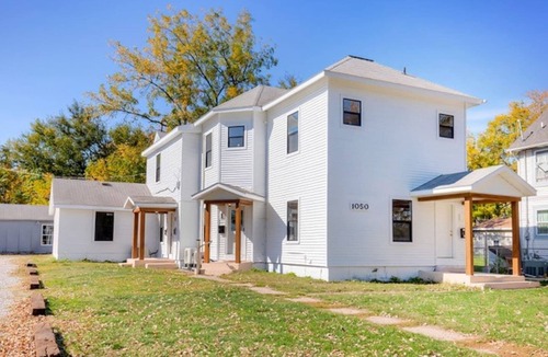 Des Moines House | Near Downtown ~ 2BDR & Fun Backyard ~ Pet Friendly