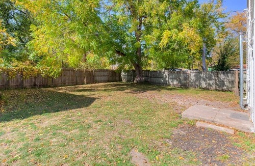 Des Moines House | Near Downtown ~ 2BDR & Fun Backyard ~ Pet Friendly