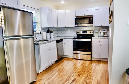 South Central Houston House | Near Downtown Colorful 1950's Tri-plex