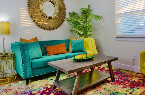 South Central Houston House | Near Downtown Colorful 1950's Tri-plex