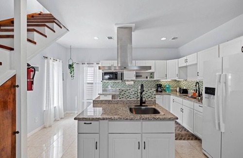 Greater Heights Apartment | Near Downtown Heights Apt | Yard Terrace WiFi Desk