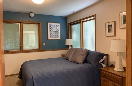 McMinnville House | Near Downtown & Linfield. Min 3 Nights. Five Queen beds, One Full. Five Bathroom