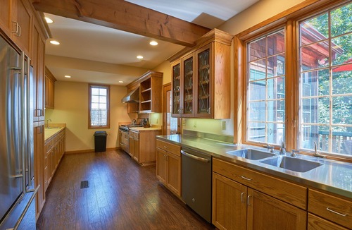 McMinnville House | Near Downtown & Linfield. Min 3 Nights. Five Queen beds, One Full. Five Bathroom