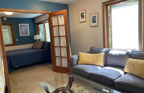 McMinnville House | Near Downtown & Linfield. Min 3 Nights. Five Queen beds, One Full. Five Bathroom