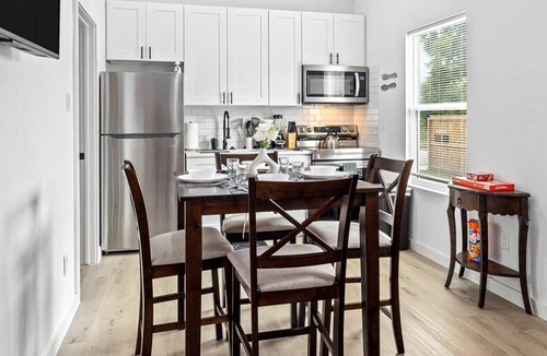 Northside Apartment | Near Downtown - Pet-Friendly 1BR |Wi-Fi | Free Parking newly renovated
