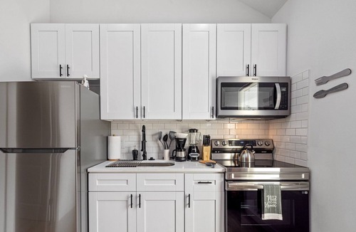Northside Apartment | Near Downtown - Pet-Friendly 1BR |Wi-Fi | Free Parking newly renovated