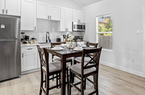 Northside Apartment | Near Downtown - Pet-Friendly 1BR |Wi-Fi | Free Parking newly renovated