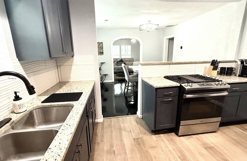 Highland Park House | Near Dwntwn huge yard & pool