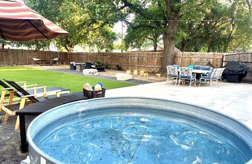 Highland Park House | Near Dwntwn huge yard & pool