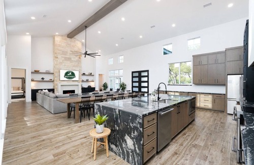 Sabinal House | Near Frio~Pool~Hot tub~Two Kitchens~For 30