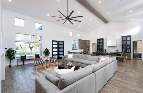 Sabinal House | Near Frio~Pool~Hot tub~Two Kitchens~For 30