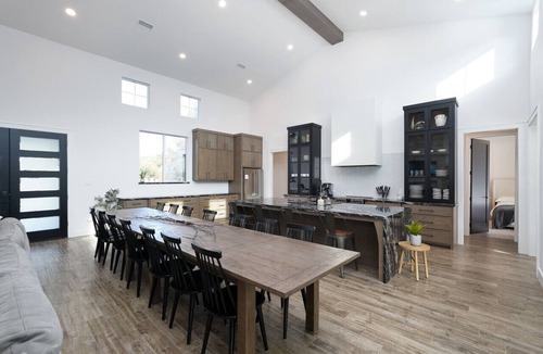Sabinal House | Near Frio~Pool~Hot tub~Two Kitchens~For 30