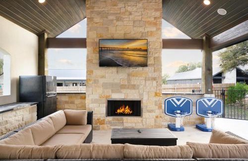 Sabinal House | Near Frio Pool Hot tub Two Kitchens For 30