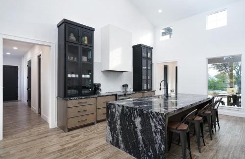 Sabinal House | Near Frio Pool Hot tub Two Kitchens For 30