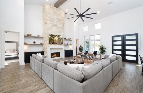 Sabinal House | Near Frio Pool Hot tub Two Kitchens For 30